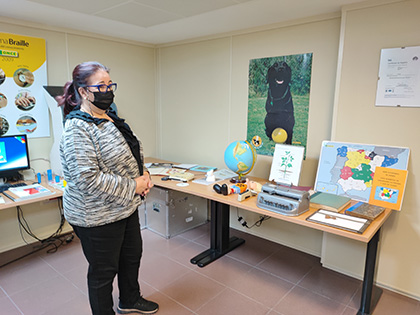 Manuela de Armas observa una muestra de material en braille utilizado por el alumnado ciego