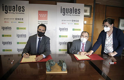 Javier Luengo y Luis Natalio en el momento de la firma