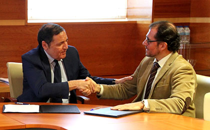 Antonio María Sáez e Ismael Pérez, tras la firma del acuerdo