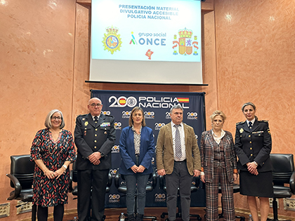 Foto de familia de la presentación de material divulgativo en Braille y lectura fácil, por parte de ONCE Navarra y Policía Nacional