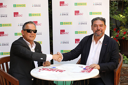 Ángel Luis Gómez Blázquez y Antonio Ruiz Onetti, tras la firma del convenio