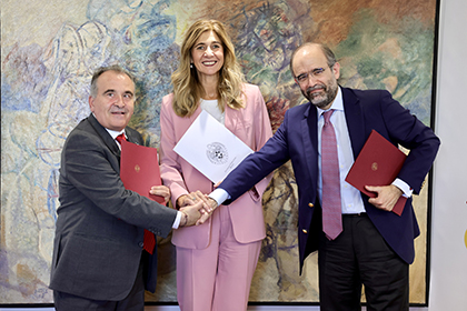 Foto de familia tras la firma del acuerdo