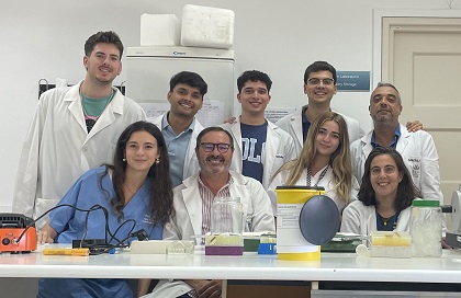 El doctor Prada Oliveira con su equipo
