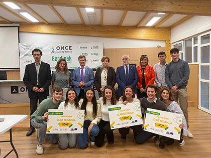 Ganadores del II Concurso Universitario Gure Begirada y miembros del jurado 