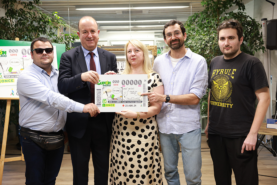 Foto de familia de la presentación del cupón del Día del Libro