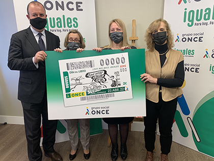 Jesús Badenes, Imelda Fernández, Carmen Bayarri y Berta Fraguas, con una copia gigante del cupón dedicado al Día Mundial del Libro