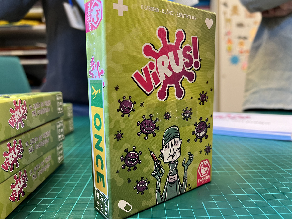 Caja con braille del juego de cartas "Virus!"