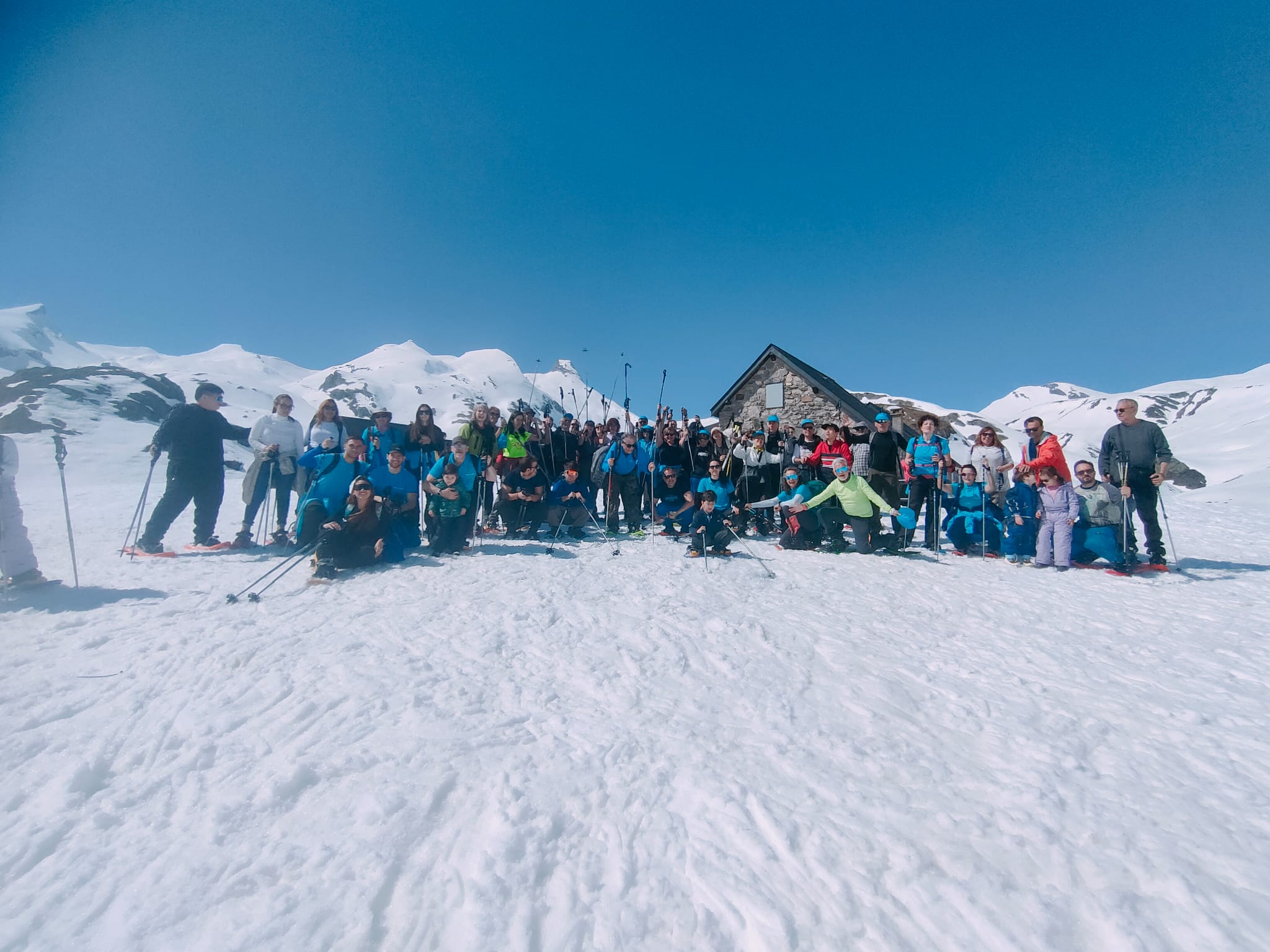 Participantes en la jornada inclusiva de raquetas de nieve