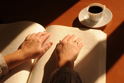 Lectura de un libro en Braille