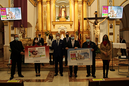 Foto de familia de la presentación del cupón dedicado al centenario de la parroquia de la Virgen del Rosario, de Puente Tocinos