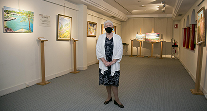 Cristina Gutiérrez Lafuerza, rodeada de algunos de sus cuadros en el Tiflológico