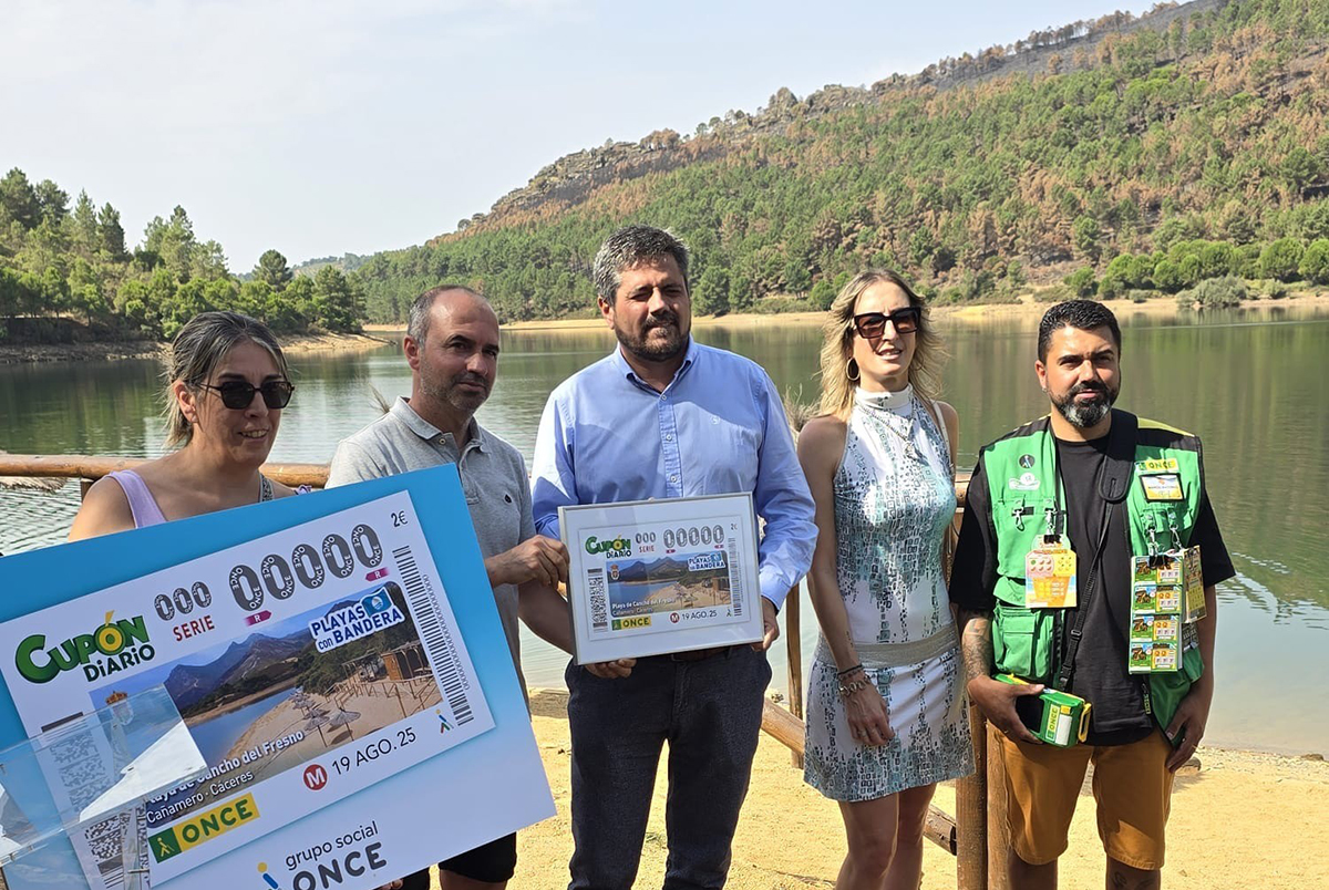 Foto de familia de la presentación del cupón dedicado a la Playa de Cancho del Fresno