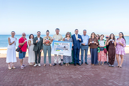 Foto de familia de la presentación del cupón dedicado a la Playa de San Nicolás, de Adra