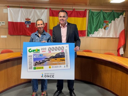 Francisco Monzón, director técnico de la ONCE en Cantabria, y Mireia Maza, alcaldea de Noja, presentando el cupón
