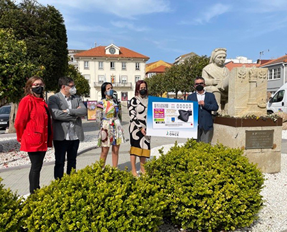 Foto de familia de la presentación del cupón dedicado a la XXX Mostra do Encaixe de Camariñas 