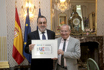 Miguel Carballeda entrega al embajador de Francia en nuestro país, Jean-Michel Casa, una lámina enmarcada con este cupón