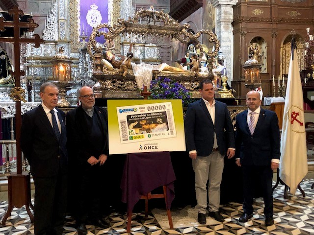 Foto de familia de la presentación del cupón dedicado a la procesión del Silencio de San Cristóbal de La Laguna 