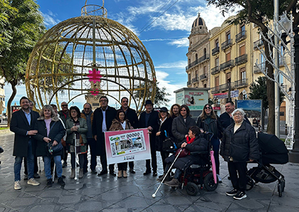 Foto de familia de la presentación del cupón dedicado a la Rambla Nova de Tarragona