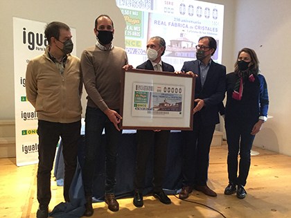 Foto de familia de la presentación del cupón dedicdo al 250 aniversario de la Real Fábrica de Cristales de La Granja