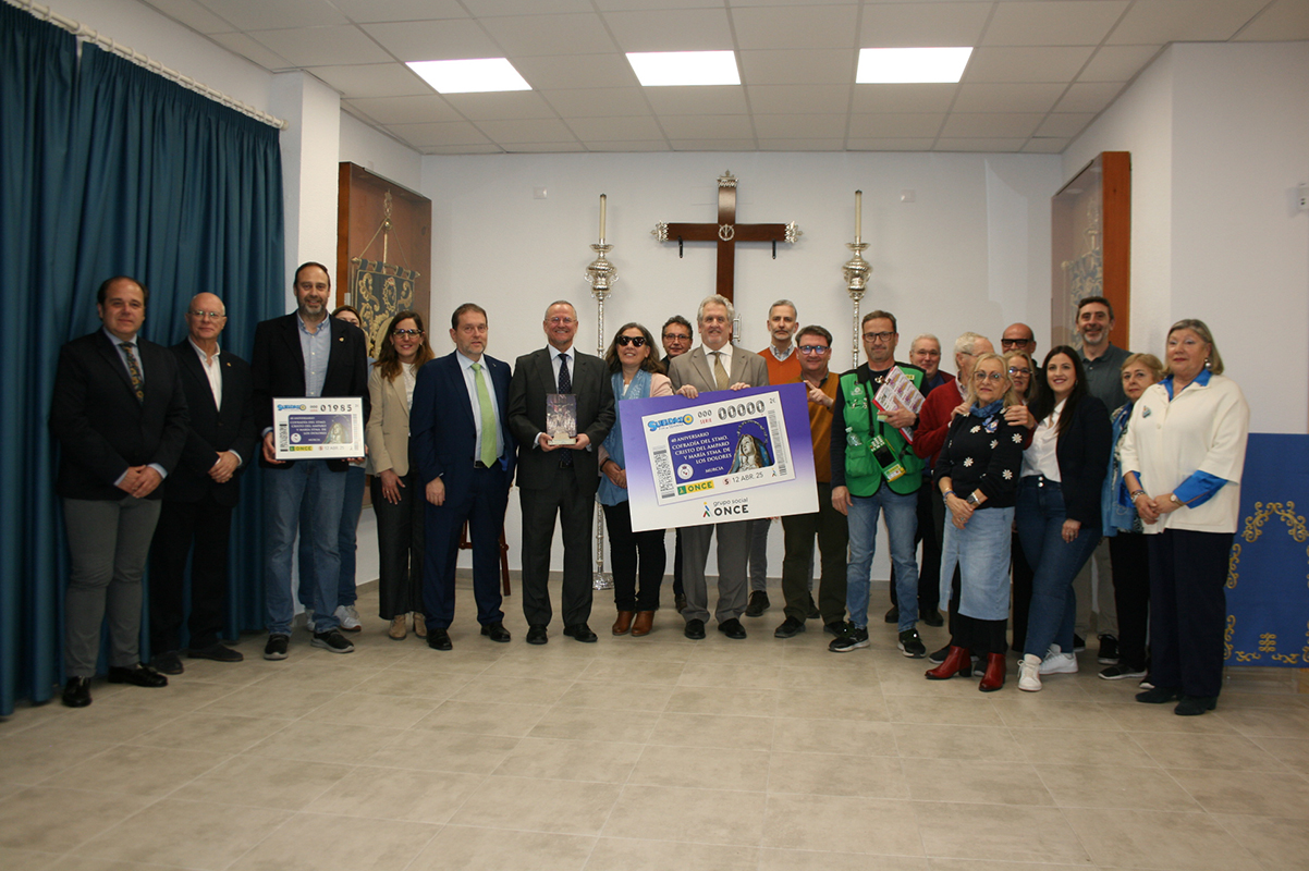 Foto de familia de la presentación del cupón del 40 aniversario de la Real y Venerable Cofradía del Santísimo Cristo del Amparo y Mª Santísima de los Dolores, de Murcia