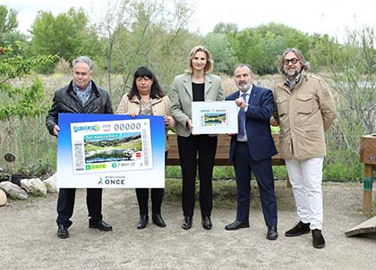 Foto de familia de los participantes en la presentación