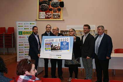 Foto de familia de la presentación del cupón dedicado a la Sociedad Artístico Musical Sta Cecilia de Pozo Estrecho