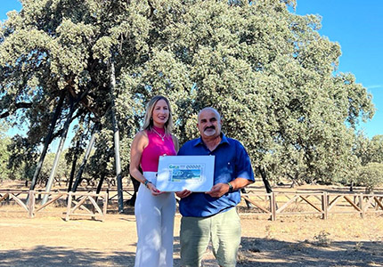 Isabel Góngora y Joaquín Rivas junto a La Terrona y una lámina del cupón de la ONCE