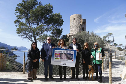 Foto de familia de la presentación del cupón dedicado a la Torre D´es Verger de Banyalbufar
