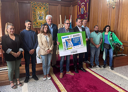 Foto de familia de la presentación del cupón dedicado a la Bajada de la Virgen de los Reyes, El Hierro