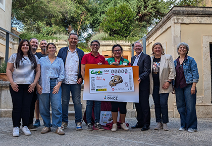 Foto de familia de la presentación del cupón dedicado a la tradicional Máscara de Dimonis de Illes Balears