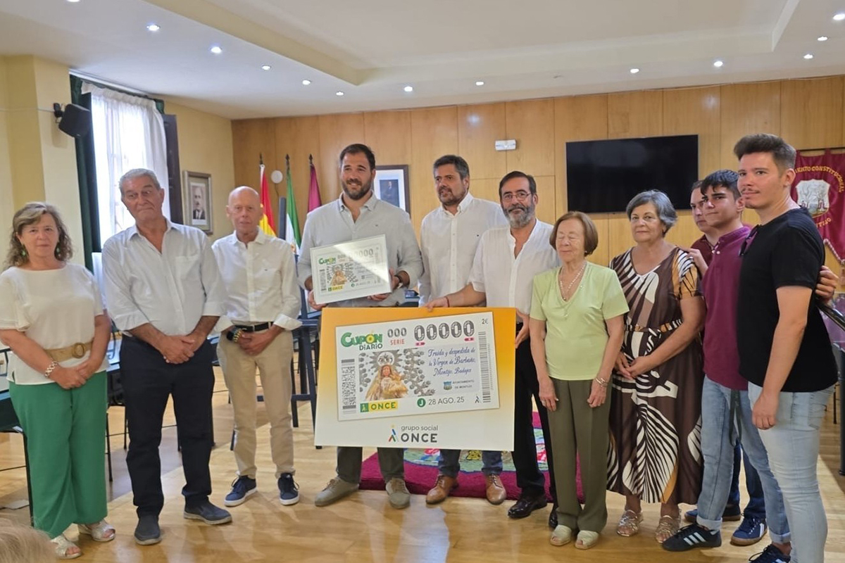 Foto de familia de la presentación del cupón dedicado a la traída y despedida de la Virgen de Barbaño, en Montijo 