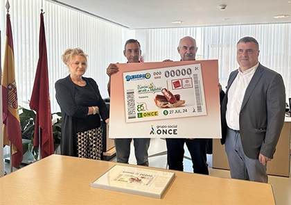 Foto de familia de la presentación del cupón de la ONCE dedicado a la Txistorra