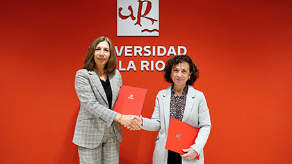 Fabiola Portillo Pérez de Viñaspre y M.ª Belén González Herrero, tras la firma del acuerdo