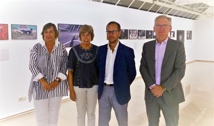 Foto de familia de los participantes en la presentación de la exposición fotográfica