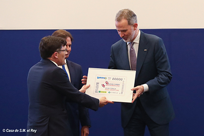 SM El Rey Felipe VI recibe una lámina enmarcada de este cupón, de manos de Alberto Durán, vicepresidente del Grupo Social ONCE