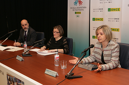 Santiago Atrio, Imelda Fernández y Ana B Varas durante la inauguración de las Jornadas de Fisioterapia de la ONCE