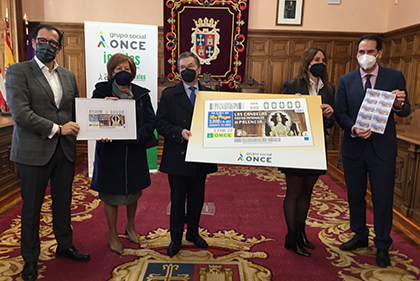 Foto de familia de la presentación del cupón de la ONCE dedicado a la fiesta de Las Candelas