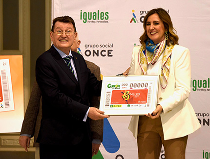 Ángel Sánchez y María José Catalá sujetan una lámina con la imagen del cupón