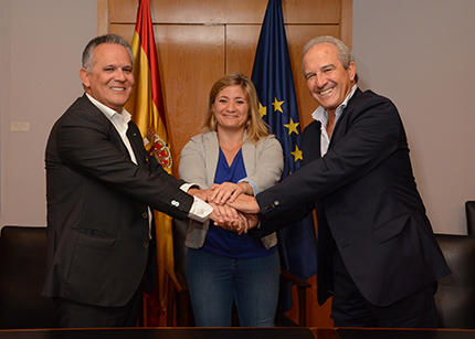 Foto de familia tras la firma del acuerdo