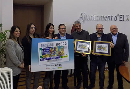 Foto de familia de todos los participantes en la presentación del cupón del 28 de diciembre