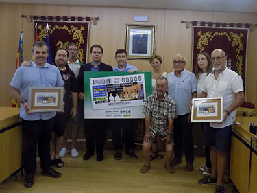 Foto de familia de la presentación del cupón dedicado a las Fiestas de Moros y Cristianos de Aspe