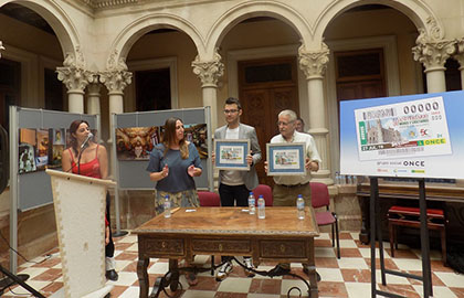 Foto de familia de la presentación del cupón del 27 de julio dedicado a Novelda