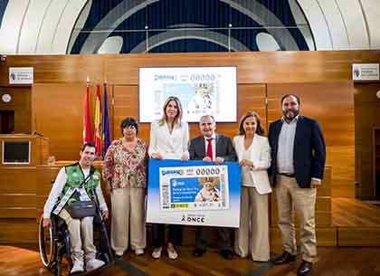 Foto de familia de todos los participantes en la presentación del cupón