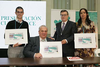 Foto de familia de la presentación del cupón dedicado a las jornadas sobre paraplejia y lesión medular