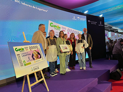 Foto de familia de la presentación del cupón de la ONCE dedicado a las Labores de Lagartera