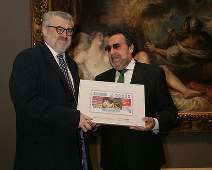 Miguel Falomir (izquierda) y Miguel arballeda, posan con uno d elos cupones de la serie dedicada al Bicentenario del Museo del Prado