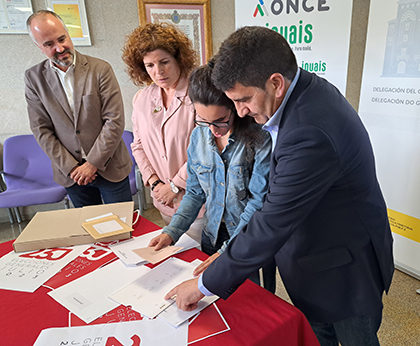 Corina Alfonso explica a Pedro Blanco cómo utiliza una persona ciega el material del kit de voto accesible