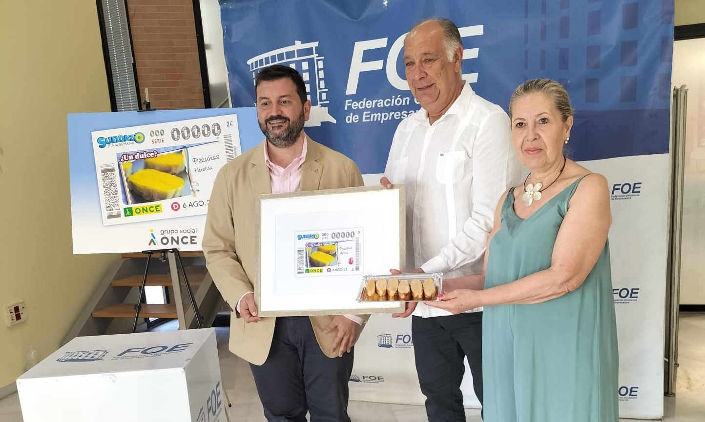 Francisco García, director de la ONCE en Huelva; Antonio Gremio, vicepresidente de la Federación Onubense de Empresarios; y María Teresa García, secretaria general de la Federación Onubense de Empresarios en la presentación del cupón