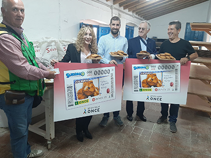 Foto de familia de la presentación del cupón dedicado a las Tortas de Algarrobo de Málaga