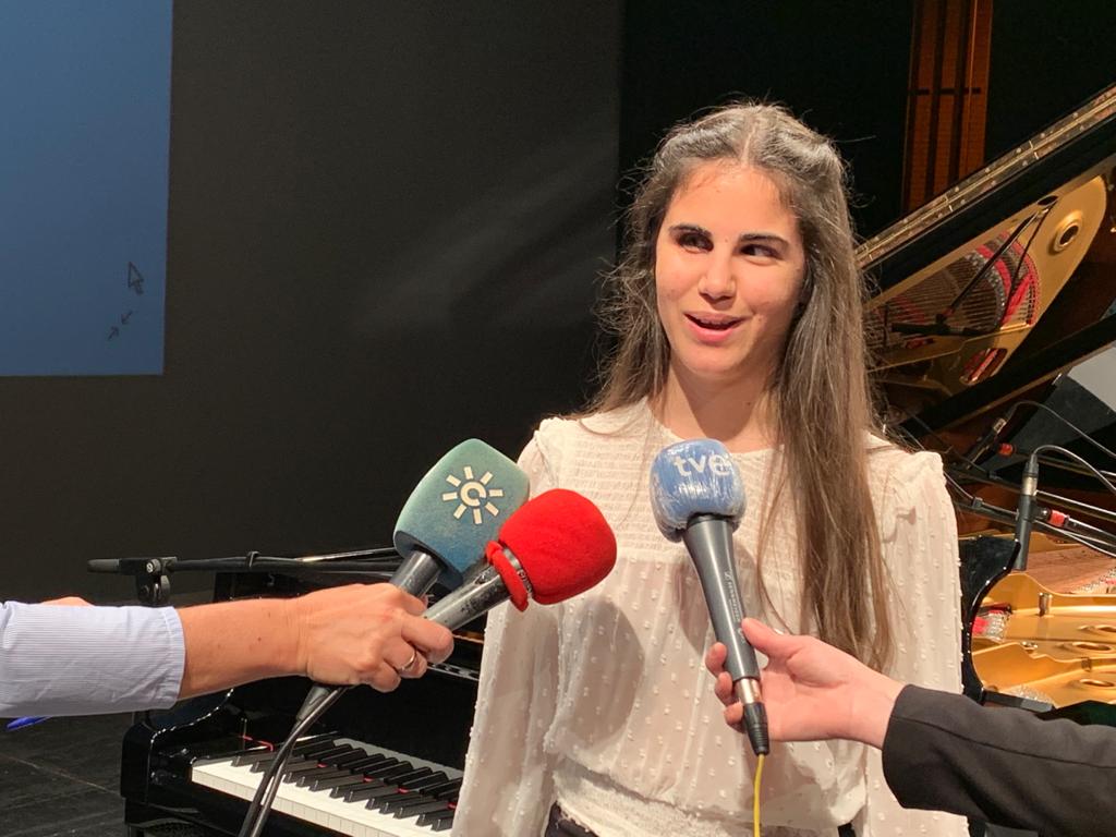 Laura atendiendo a medios de comunicación tras la presentación de su canción